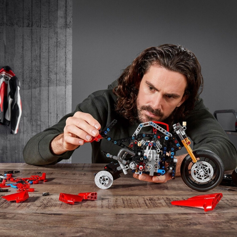 LEGO%20Technic%20Ducati%20Panigale%20V4%20R%2042107%20-%20646%20Parça%2010+