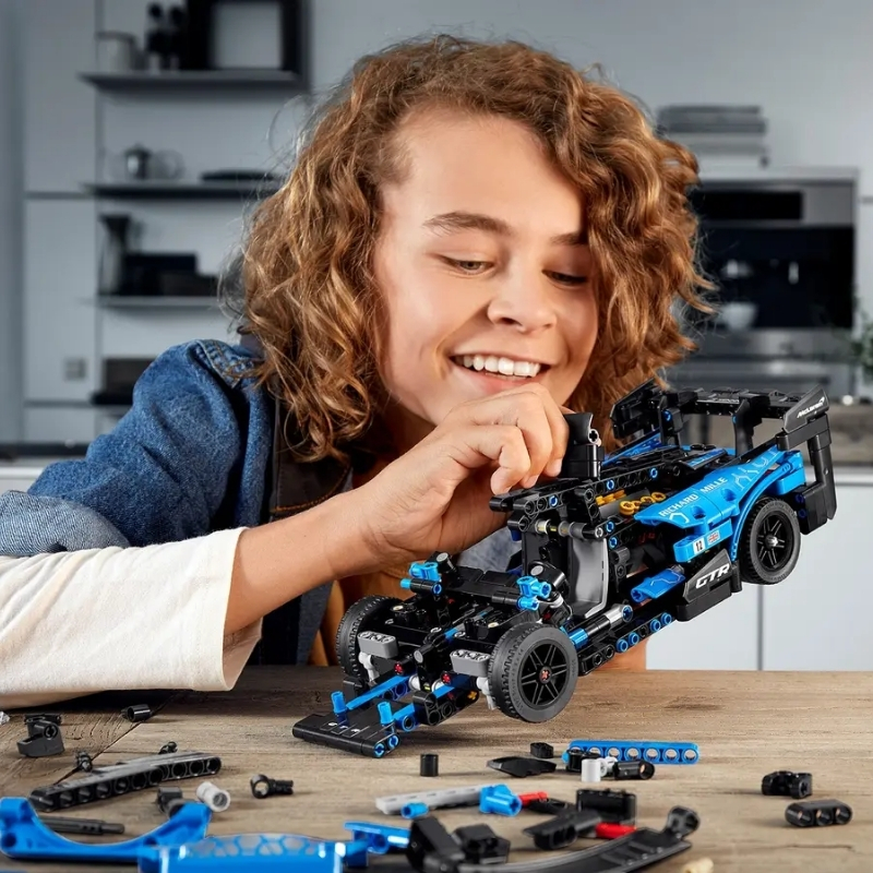 LEGO%20Technic%20McLaren%20Senna%20GTR%2042123%20-%20830%20Parça%2010+